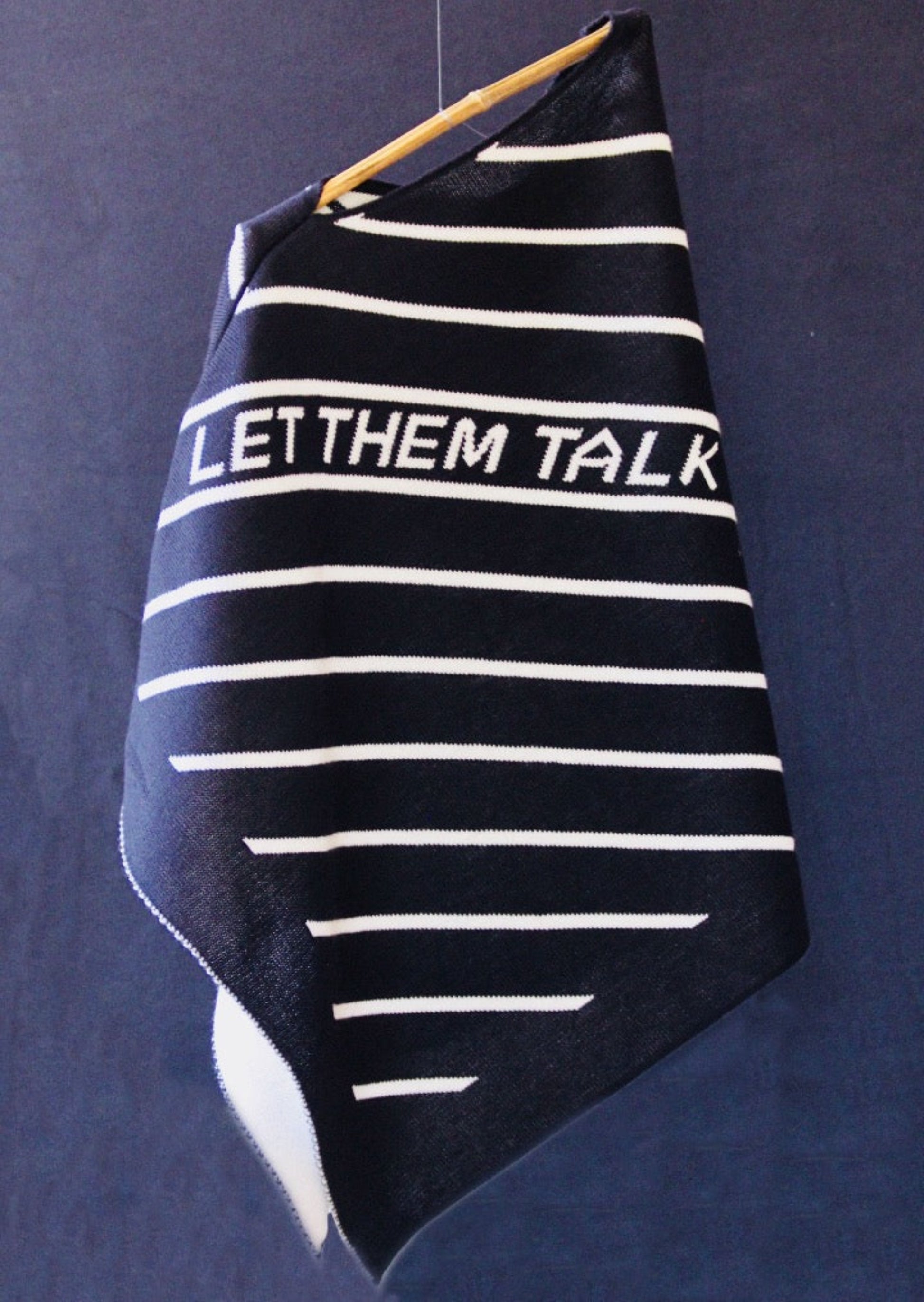 Poncho marinière 100% laine vierge jacquard écriture LET THEM TALK au dos. ET D'EMIE MARQUE FRANÇAISE ECORESPONSABLE CRÉE ET FABRIQUÉ EN FRANCE POUR LA FAMILLE POUR GRANDIR ET FAIRE GRANDIR.