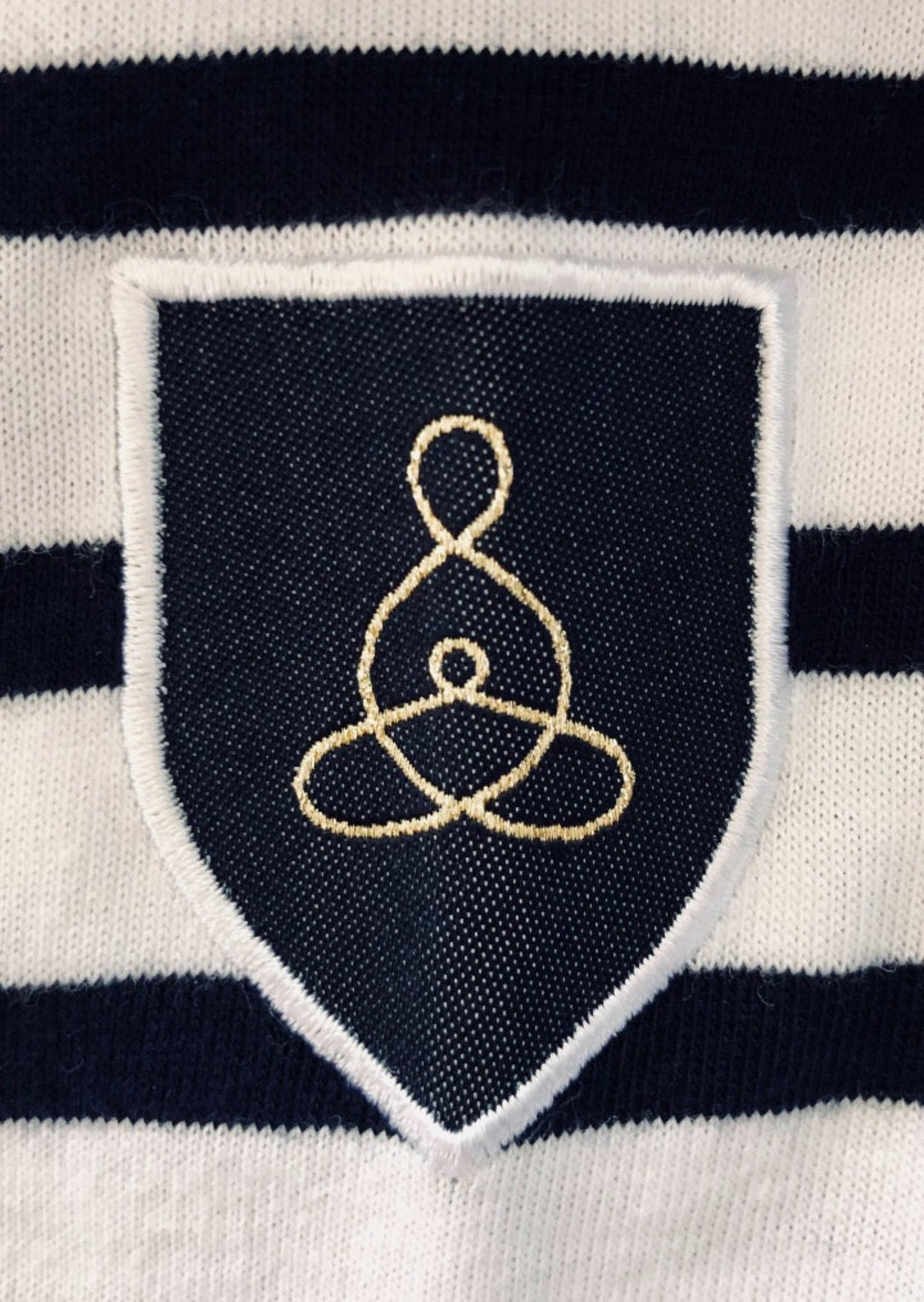 DÉTAIL BLASON TISSÉ SYMBOLE CELTE DE LA MATERNITÉ MÈRE ET ENFANT LIÉS BRODÉ POINT BOURDON SUR MARINIERE UNISEXE ADULTE ET D'EMIE CHAPITRE I LA BRETAGNE