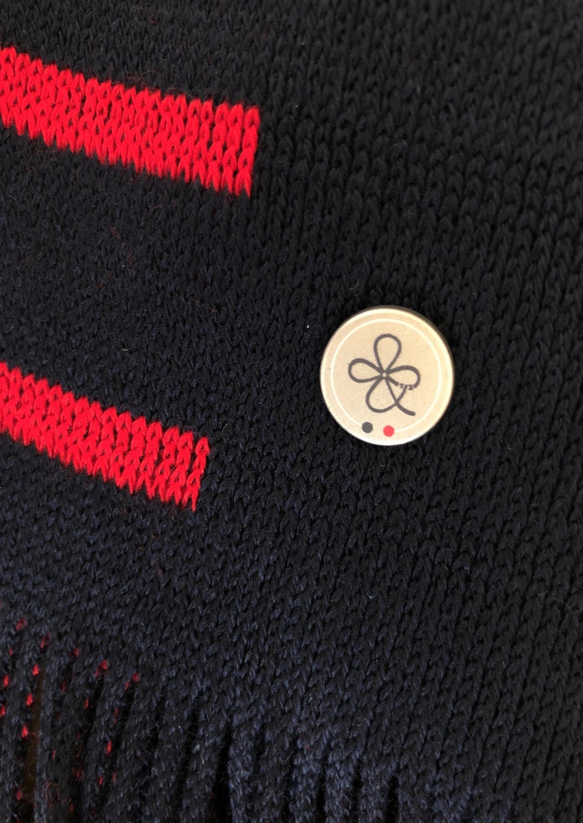 Poncho marinière marine et rouge à franges 100% laine vierge. ET D'EMIE marque française écoresponsable pour la famille, pour grandir et faire grandir, créée et fabriquée en France.