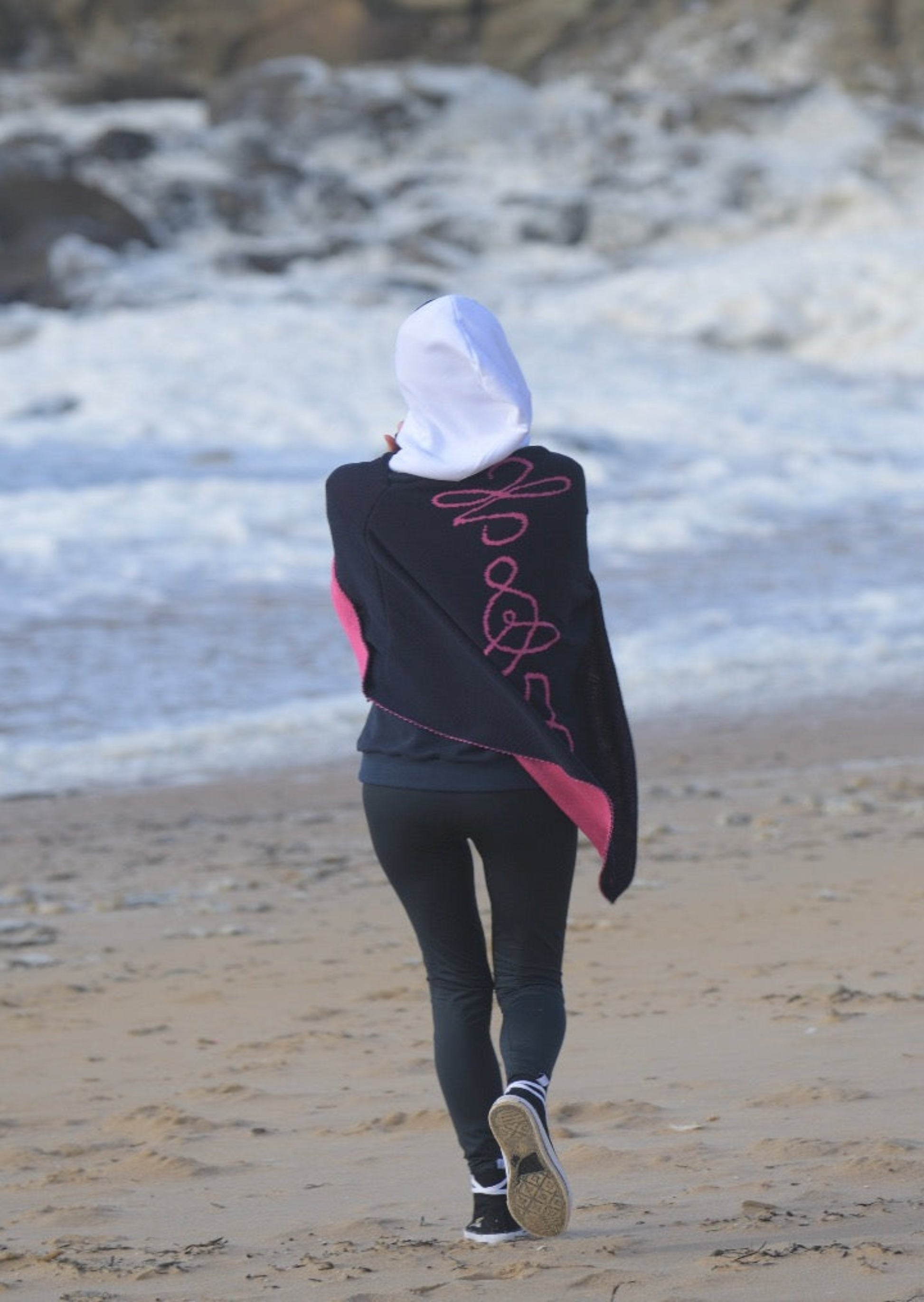 PONCHO 100% LAINE VIERGE MARINE ET ROSE SYMBOLES FAMILY CONNECTED CRÉE ET FABRIQUÉ EN FRANCE. ET D'EMIE UNE MARQUE FRANÇAISE ECORESPONSABLE POUR LA FAMILLE POUR GRANDIR ET FAIRE GRANDIR.