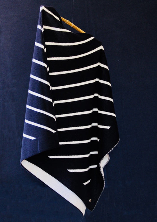 Poncho marinière 100% laine vierge jacquard écriture LET THEM TALK au dos. ET D'EMIE MARQUE FRANÇAISE ECORESPONSABLE CRÉE ET FABRIQUÉ EN FRANCE POUR LA FAMILLE POUR GRANDIR ET FAIRE GRANDIR.