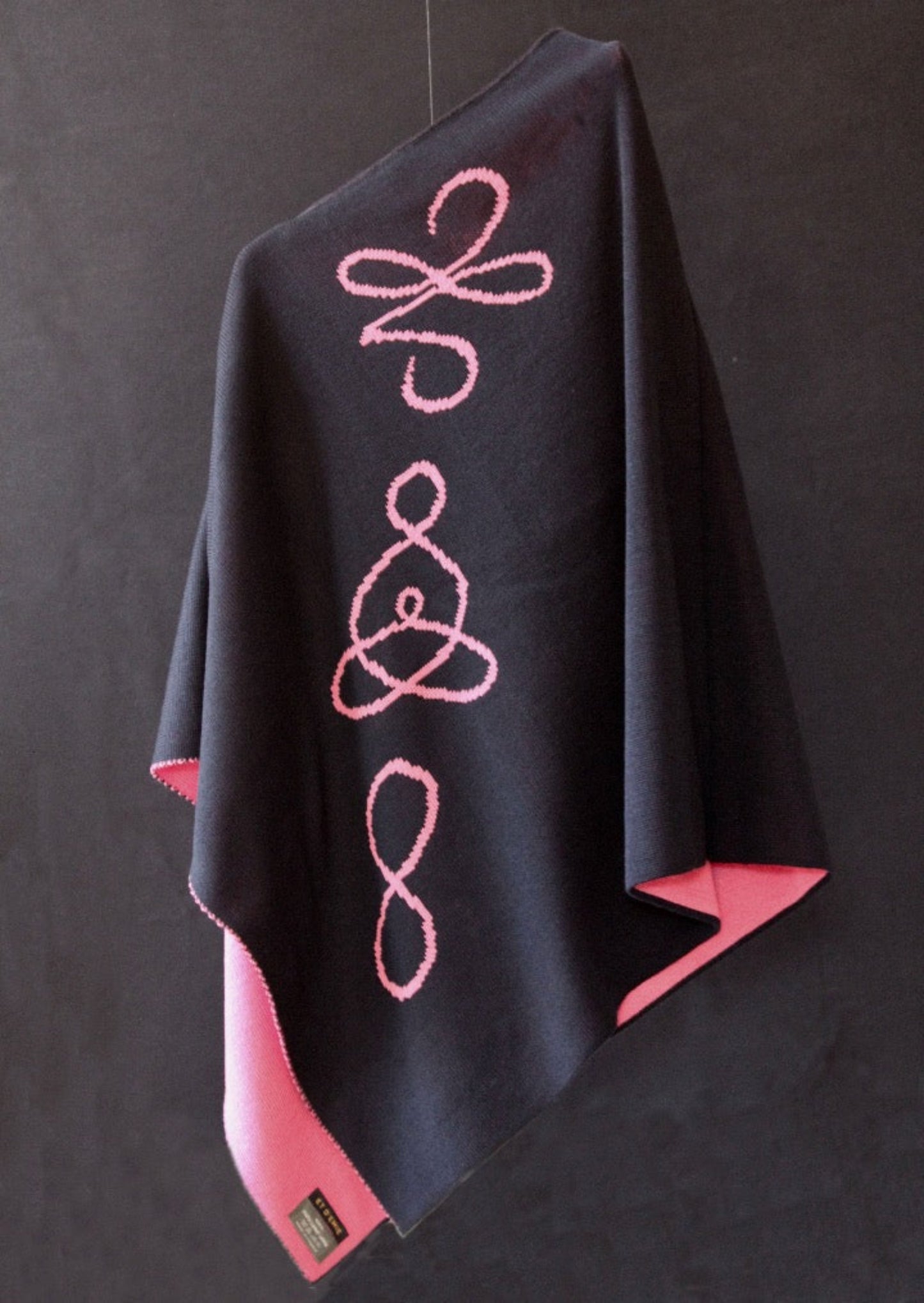 PONCHO 100% LAINE VIERGE MARINE ET ROSE SYMBOLES FAMILY CONNECTED CRÉE ET FABRIQUÉ EN FRANCE. ET D'EMIE UNE MARQUE FRANÇAISE ECORESPONSABLE POUR LA FAMILLE POUR GRANDIR ET FAIRE GRANDIR.