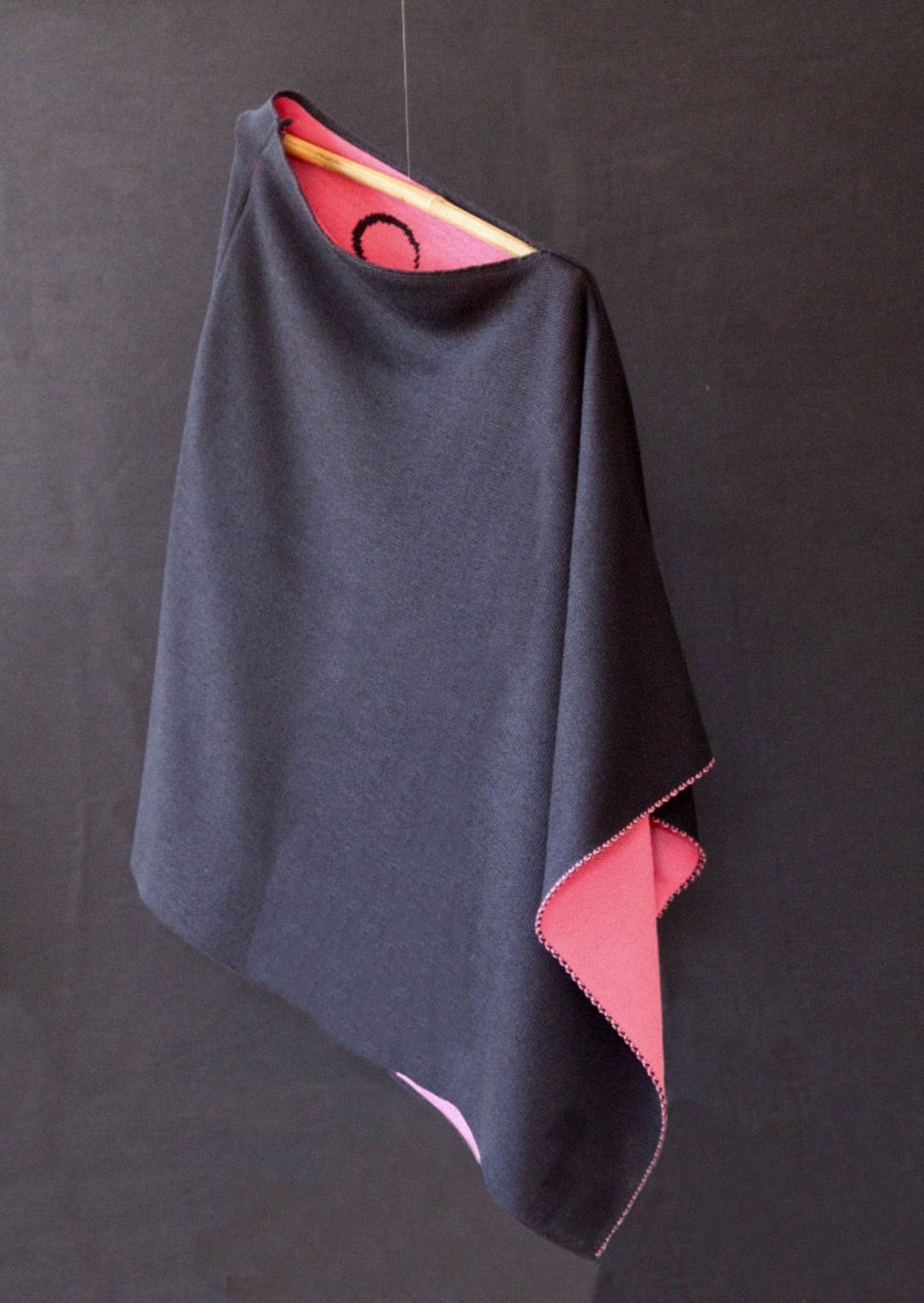 PONCHO 100% LAINE VIERGE MARINE ET ROSE SYMBOLES FAMILY CONNECTED CRÉE ET FABRIQUÉ EN FRANCE. ET D'EMIE UNE MARQUE FRANÇAISE ECORESPONSABLE POUR LA FAMILLE POUR GRANDIR ET FAIRE GRANDIR.