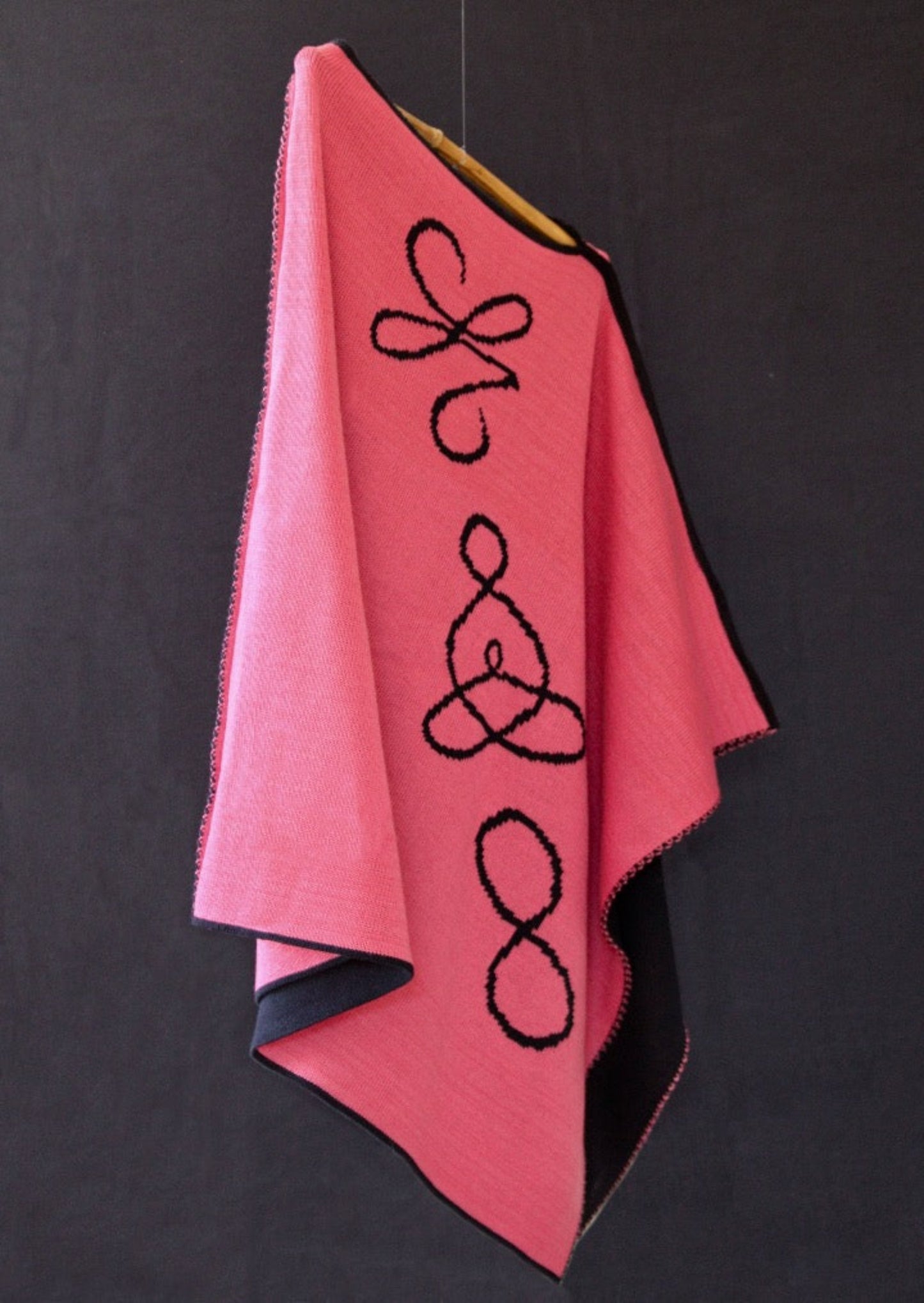 PONCHO 100% LAINE VIERGE MARINE ET ROSE SYMBOLES FAMILY CONNECTED CRÉE ET FABRIQUÉ EN FRANCE. ET D'EMIE UNE MARQUE FRANÇAISE ECORESPONSABLE POUR LA FAMILLE POUR GRANDIR ET FAIRE GRANDIR.