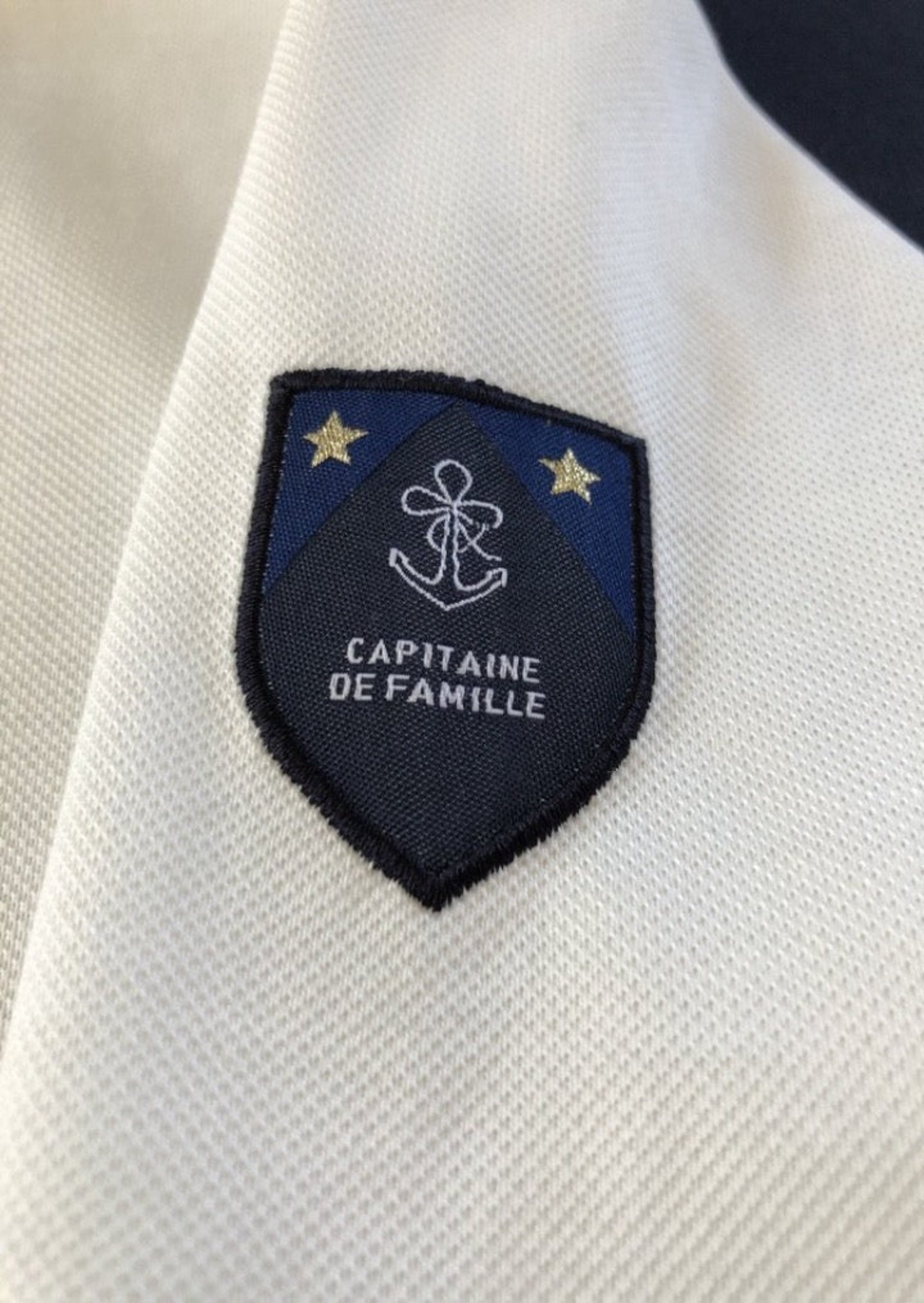 POLO HOMME IVOIRE EN COTON BIO BRODÉ BLASON CAPITAINE DE FAMILLE. ET D'EMIE MARQUE FRANCAISE ECORESPONSABLE POUR LA FAMILLE POUR GRANDIR ET FAIRE GRANDIR CRÉÉE EN FABRIQUÉE EN FRANCE