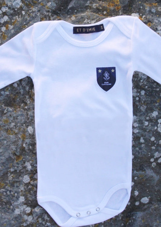 body bébé made in France coton bio brodé blason mini capitaine. ET D'EMIE des vêtements pour grandir et faire grandir. Designed in Bretagne Made in France